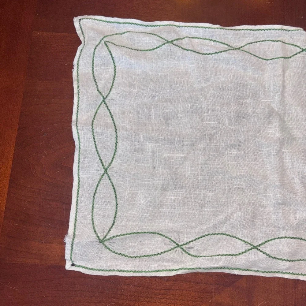 Vintage | Handmade Linen Table Runner |‎ Green Embroidered Chain Link 41x12.5